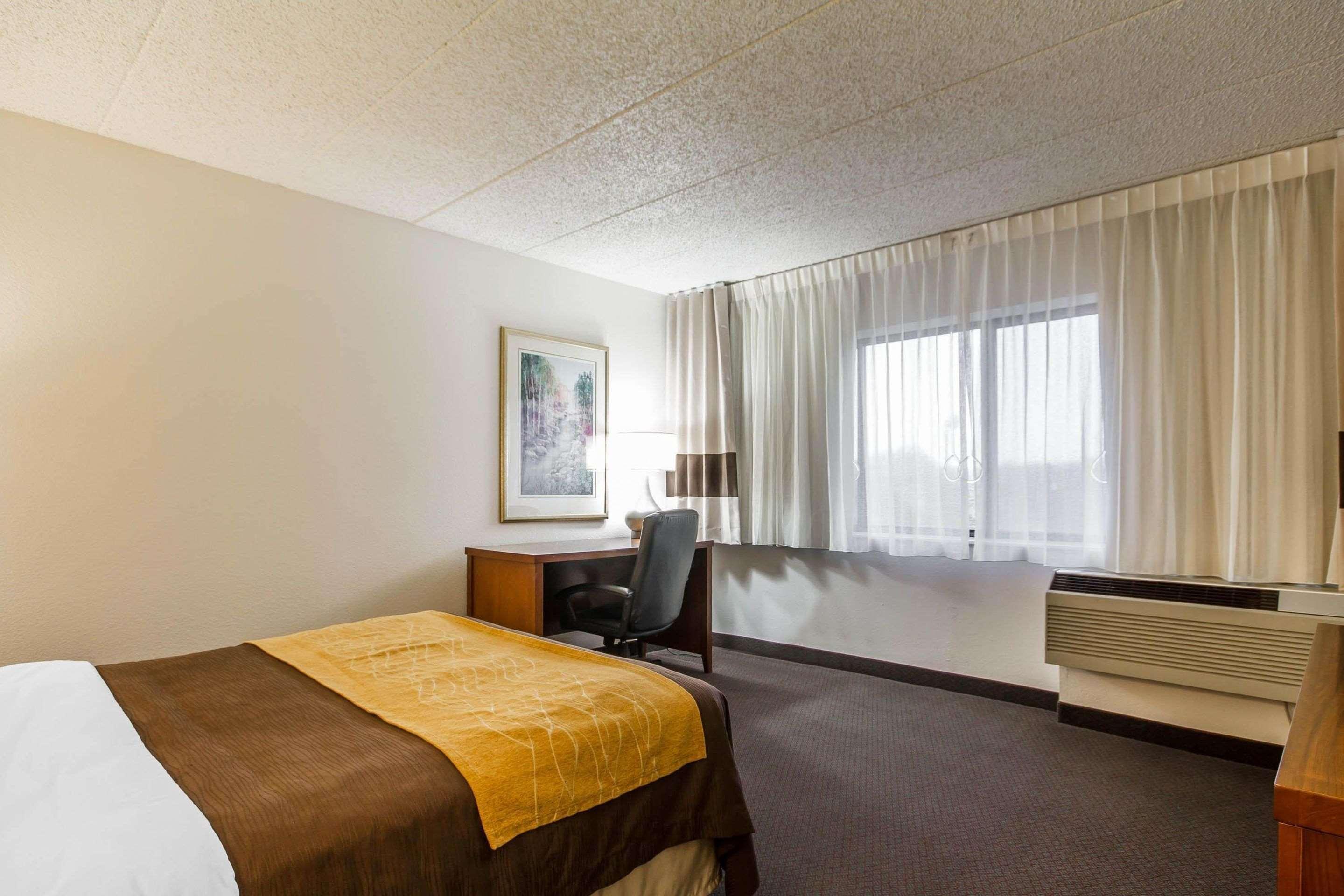 Comfort Inn & Suites Madison - Airport Extérieur photo