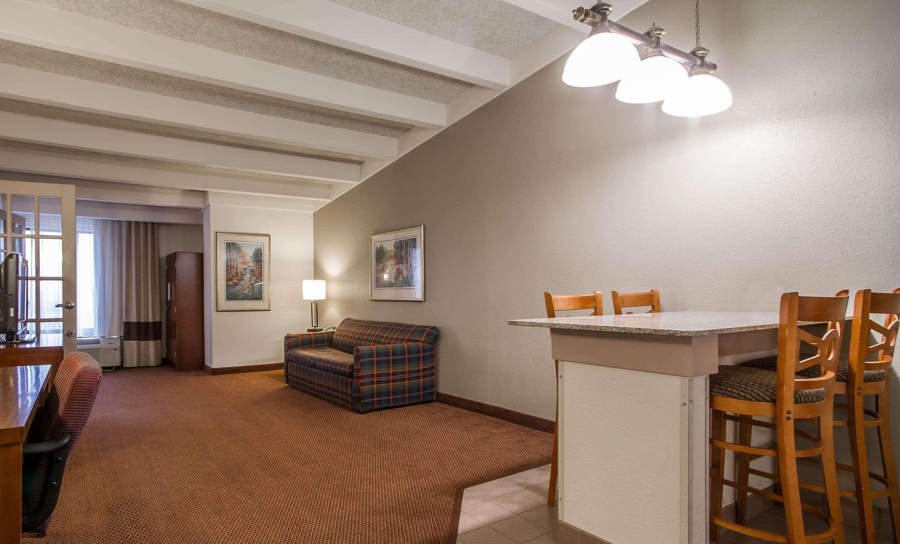 Comfort Inn & Suites Madison - Airport Extérieur photo